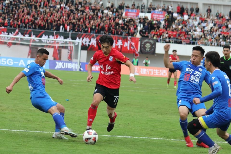 xb, 张凌也表达, 边擦着额头